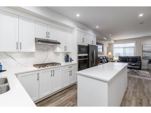 23 19239 70 Avenue, Surrey, BC - Indoor Photo Showing Kitchen With Double Sink With Upgraded Kitchen