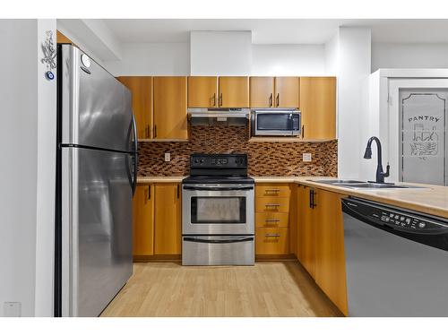 5 6366 126 Street, Surrey, BC - Indoor Photo Showing Kitchen With Double Sink