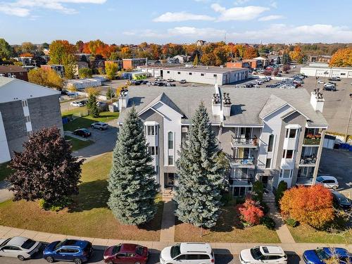 FaÃ§ade - 402-180 Rue Vaudry, Sainte-Thérèse, QC - Outdoor With View