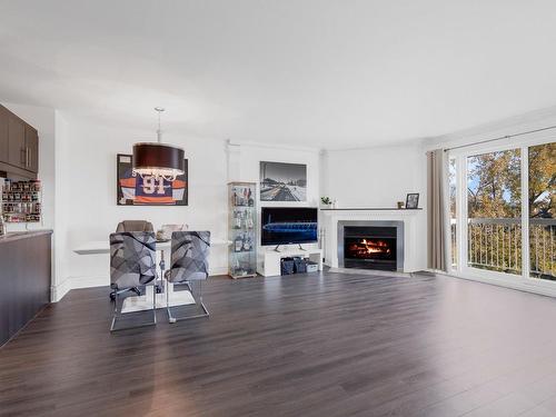 Salon - 402-180 Rue Vaudry, Sainte-Thérèse, QC - Indoor Photo Showing Living Room With Fireplace