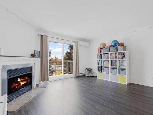 Salon - 402-180 Rue Vaudry, Sainte-Thérèse, QC - Indoor Photo Showing Living Room With Fireplace