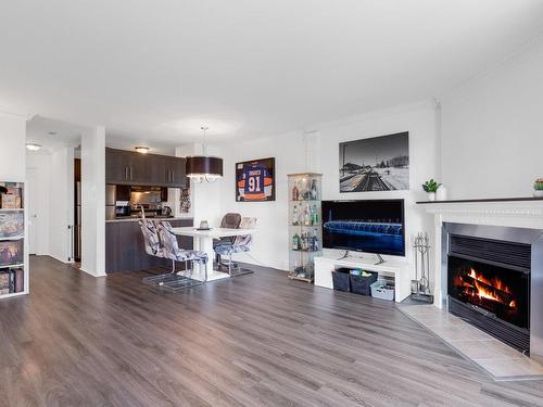 Salon - 402-180 Rue Vaudry, Sainte-Thérèse, QC - Indoor Photo Showing Living Room With Fireplace