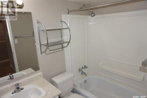 208 34 Nollet Avenue, Regina, SK - Indoor Photo Showing Bathroom