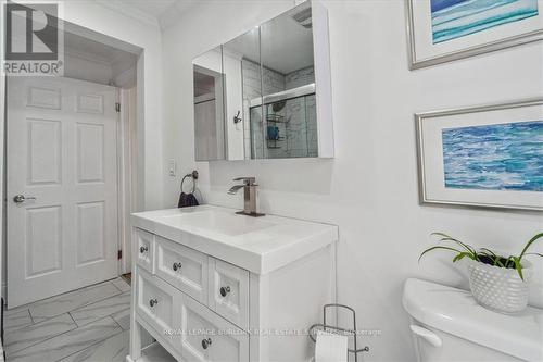 491 Ferguson Avenue N, Hamilton, ON - Indoor Photo Showing Bathroom