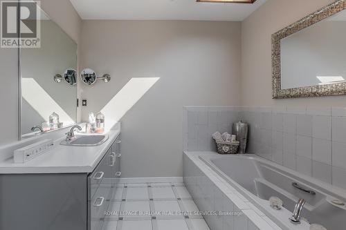 11 Weneil Drive, Hamilton, ON - Indoor Photo Showing Bathroom