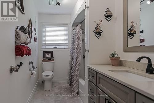 11 Weneil Drive, Hamilton, ON - Indoor Photo Showing Bathroom