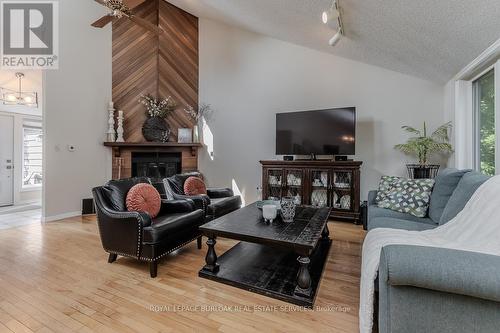 11 Weneil Drive, Hamilton, ON - Indoor Photo Showing Living Room