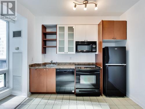 702 - 600 Fleet Street, Toronto, ON - Indoor Photo Showing Kitchen