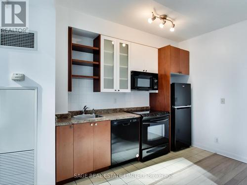 702 - 600 Fleet Street, Toronto, ON - Indoor Photo Showing Kitchen