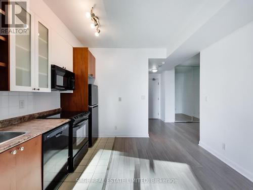 702 - 600 Fleet Street, Toronto, ON - Indoor Photo Showing Kitchen