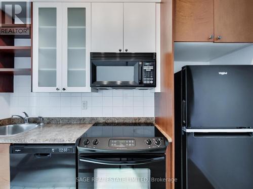 702 - 600 Fleet Street, Toronto, ON - Indoor Photo Showing Kitchen