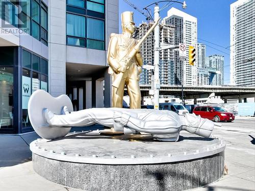 702 - 600 Fleet Street, Toronto, ON - Outdoor With Facade