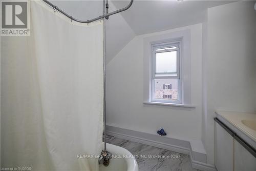 1809 3Rd Avenue W, Owen Sound, ON - Indoor Photo Showing Bathroom