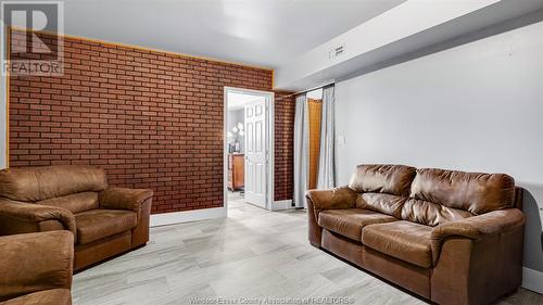 7423 Frank Court, Comber, ON - Indoor Photo Showing Living Room