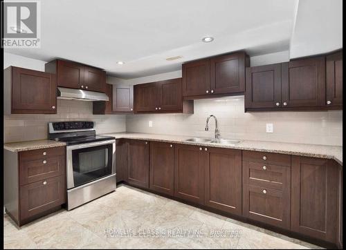 43 Bailey Crescent, Aurora, ON - Indoor Photo Showing Kitchen With Double Sink