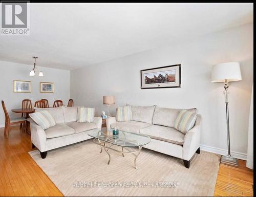 43 Bailey Crescent, Aurora, ON - Indoor Photo Showing Living Room