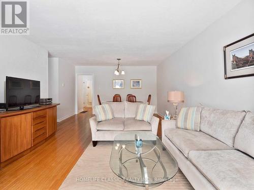 43 Bailey Crescent, Aurora, ON - Indoor Photo Showing Living Room