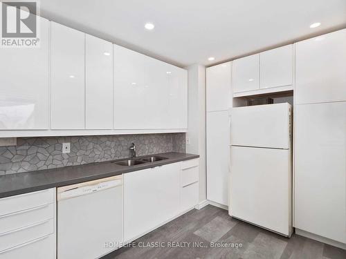 43 Bailey Crescent, Aurora, ON - Indoor Photo Showing Kitchen With Double Sink