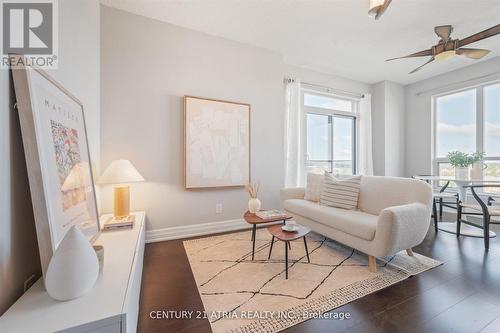 423 - 111 Civic Square Gate, Aurora, ON - Indoor Photo Showing Living Room