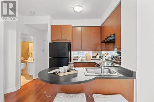 1003 - 1121 Bay Street, Toronto, ON - Indoor Photo Showing Kitchen