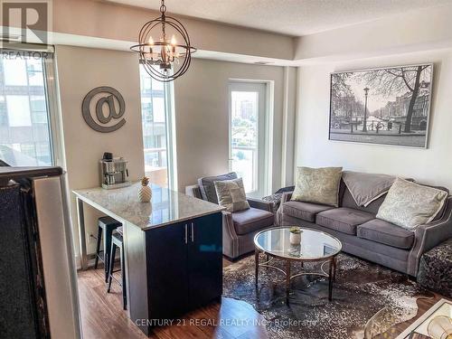 912 - 260 Sackville Street, Toronto, ON - Indoor Photo Showing Living Room