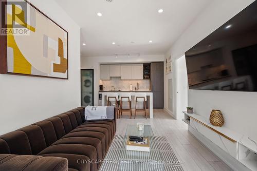 1802 - 55 Mercer Street S, Toronto, ON - Indoor Photo Showing Living Room