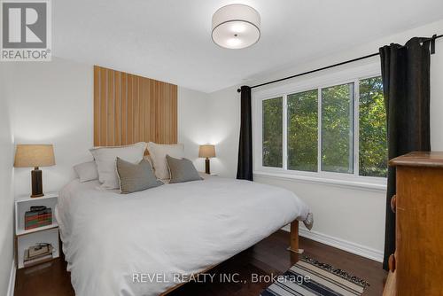 194 Ferndale Drive N, Barrie, ON - Indoor Photo Showing Bedroom