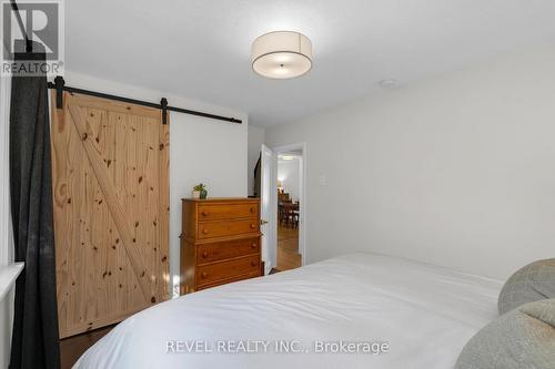 194 Ferndale Drive N, Barrie, ON - Indoor Photo Showing Bedroom