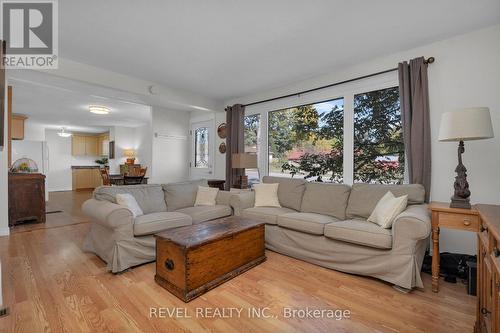 194 Ferndale Drive N, Barrie, ON - Indoor Photo Showing Living Room