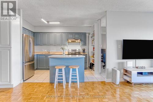 518 - 1000 Cedarglen Gate, Mississauga, ON - Indoor Photo Showing Kitchen