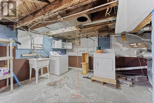 1360 Dougall Avenue, Windsor, ON - Indoor Photo Showing Laundry Room