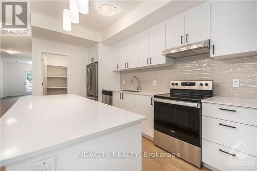 636 Hochelaga Street, Ottawa, ON - Indoor Photo Showing Kitchen With Upgraded Kitchen