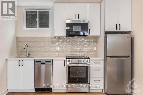 636 Hochelaga Street, Ottawa, ON - Indoor Photo Showing Kitchen With Upgraded Kitchen