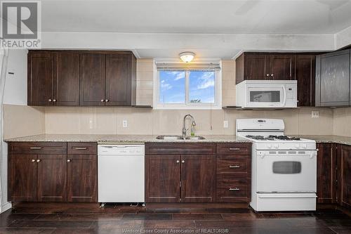 18 Pearl Street, Tilbury, ON - Indoor Photo Showing Kitchen With Double Sink