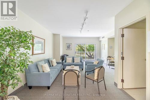 106 - 75 Treelawn Boulevard, Vaughan, ON - Indoor Photo Showing Living Room