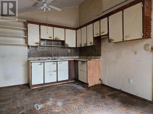 8241 Gardner Trail, Brooke-Alvinston (Brooke Alvinston), ON - Indoor Photo Showing Kitchen