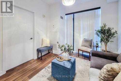 714 - 2490 Old Bronte Road, Oakville, ON - Indoor Photo Showing Living Room