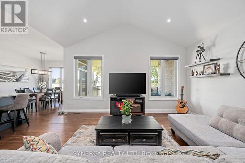 206 Leitch Street, Dutton/Dunwich (Dutton), ON - Indoor Photo Showing Living Room