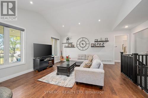 206 Leitch Street, Dutton/Dunwich (Dutton), ON - Indoor Photo Showing Living Room