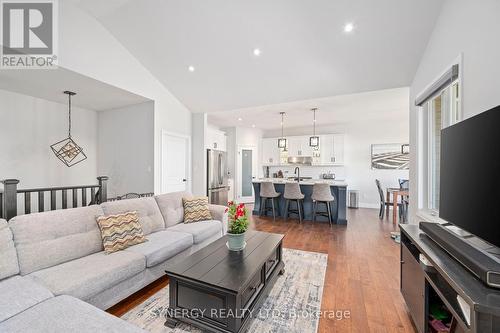 206 Leitch Street, Dutton/Dunwich (Dutton), ON - Indoor Photo Showing Living Room