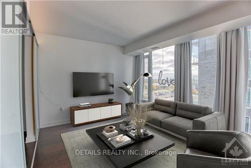 811 - 111 Champagne Avenue S, Ottawa, ON - Indoor Photo Showing Living Room