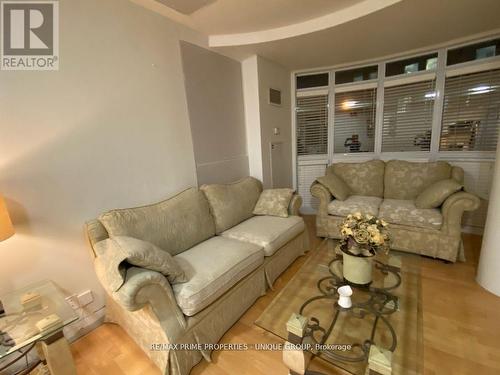 202 - 21 Carlton Street, Toronto, ON - Indoor Photo Showing Living Room