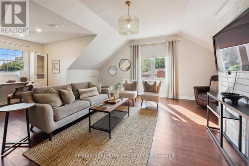 16 Duke Street, Whitby, ON - Indoor Photo Showing Living Room