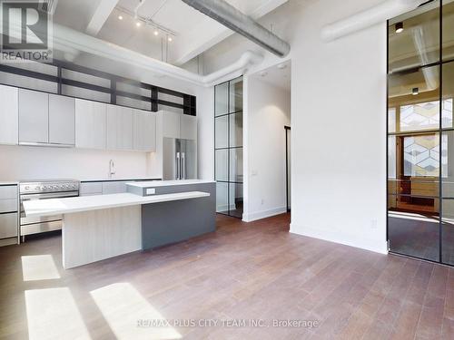 206 - 150 Logan Avenue, Toronto, ON - Indoor Photo Showing Kitchen