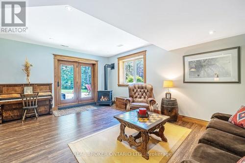 9209 Sideroad 27, Erin, ON - Indoor Photo Showing Living Room