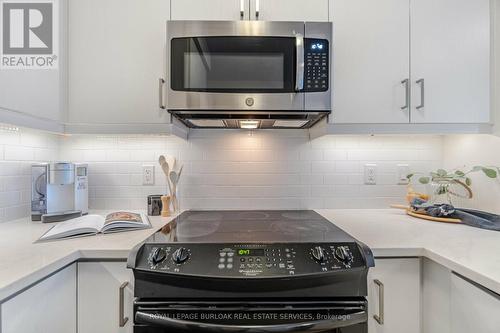 131 - 128 Grovewood Common, Oakville, ON - Indoor Photo Showing Kitchen