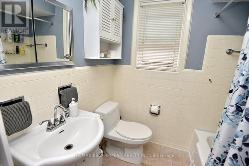 141 Reid Avenue S, Hamilton, ON - Indoor Photo Showing Bathroom