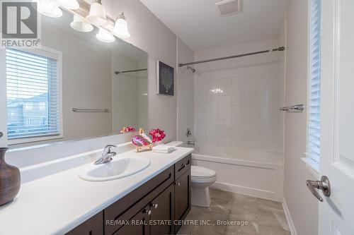 37 Blue Oak Street, Kitchener, ON - Indoor Photo Showing Bathroom