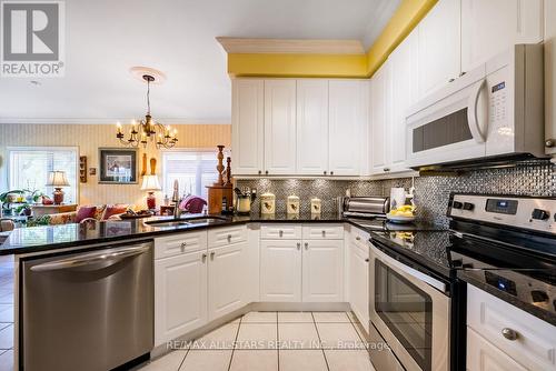 275 Waterbury Crescent, Scugog (Port Perry), ON - Indoor Photo Showing Kitchen With Double Sink With Upgraded Kitchen