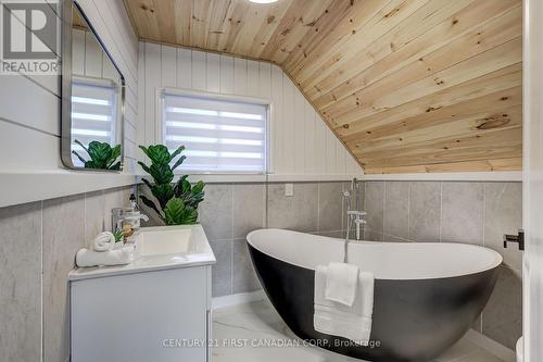 84 Ross Street, St. Thomas, ON - Indoor Photo Showing Bathroom